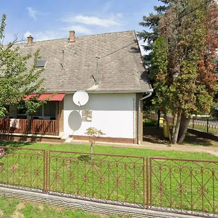 Bajnoczi Vendeghaz بيت للعطل Balatonboglár